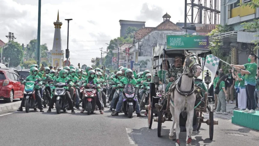 Richard Aditya, Director of West Indonesia, Grab Indonesia melakukan flag off pada perhelatan Hari Mitra Grab 2022 di Yogyakarta. (Sumber: Dok. Grab)