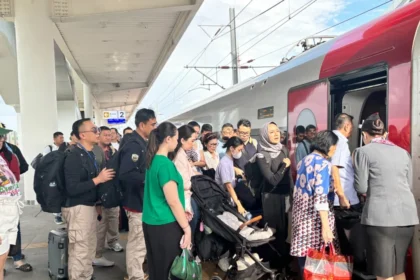 Penumpang Kereta Cepat Whoosh sedang antre masuk di Stasiun Padalarang. (Sumber: Dok. KCIC)