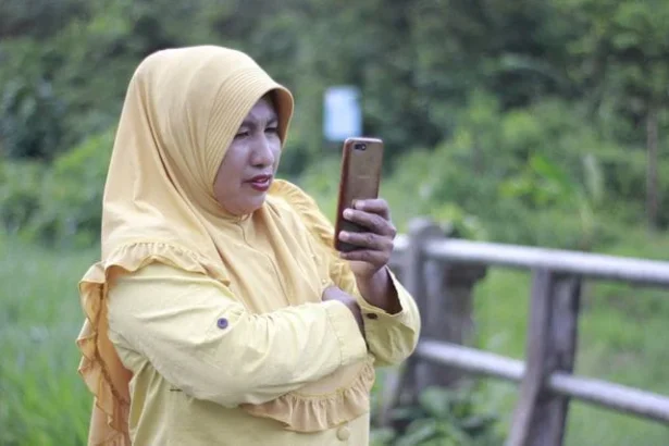Ilustrasi Ibu-ibu sedang main handphone