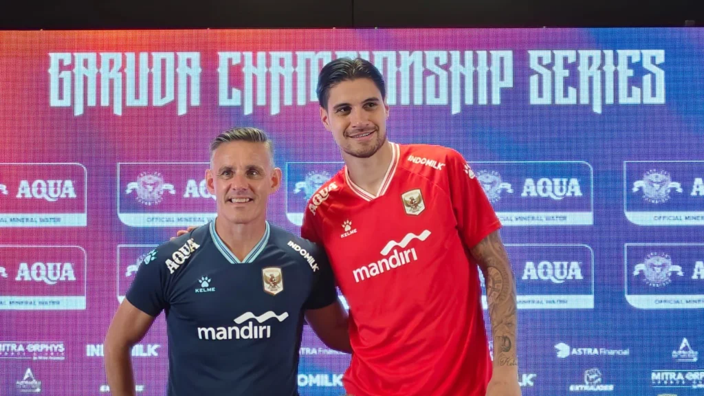 Pelatih Timnas Indonesia, John Herdman bersama Kevin Diks