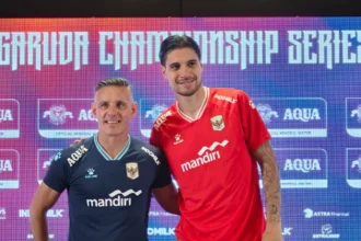 Pelatih Timnas Indonesia, John Herdman bersama Kevin Diks