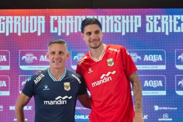 Pelatih Timnas Indonesia, John Herdman bersama Kevin Diks
