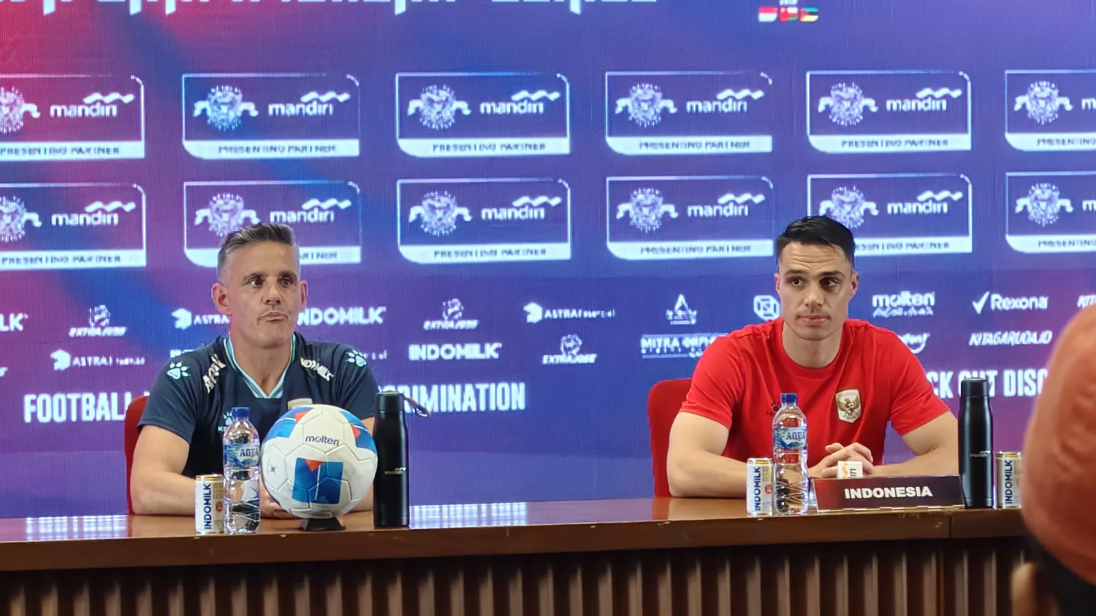 Pelatih Timnas Indonesia, John Herdman dan Gelandang Timnas Indonesia, Joey Pelupessy