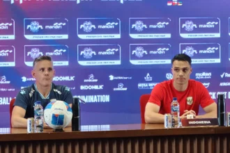 Pelatih Timnas Indonesia, John Herdman dan Gelandang Timnas Indonesia, Joey Pelupessy