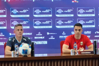 Pelatih Timnas Indonesia, John Herdman dan Gelandang Timnas Indonesia, Joey Pelupessy