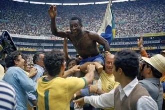 Legenda sepak bola dunia dari Brasil Edson Arantes do Nascimento atau lebih dikenal dengan nama Pelé