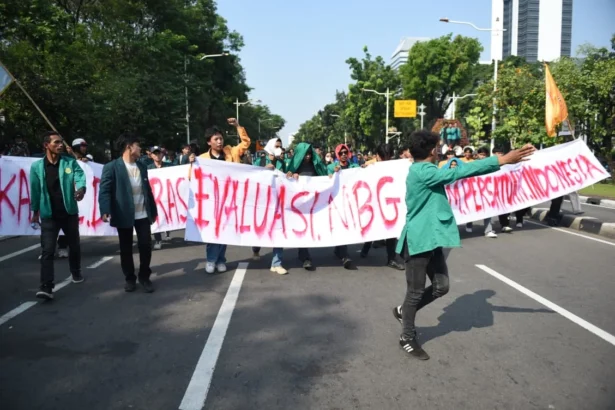 Aksi unjukrasa yang dilakukan Aliansi BEM Persatuan Indonesia yang terdiri dari Badan Eksekutif Mahasiswa lintas perguruan tinggi se-Jabodetabek menyampaikan sejumlah tuntutan kepada Pemerintah Presiden Prabowo Subianto.