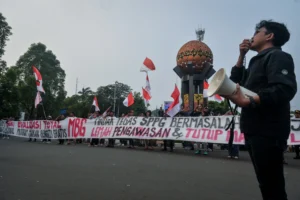 Peserta aksi yang tergabung dalam Lingkar Aspirasi Publik (LAP) melakukan orasi saat unjuk rasa di Tugu Adipura, Kota Tangerang, Banten