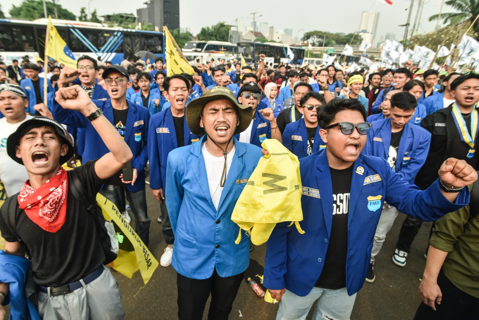 Mahasiswa melakukan aksi unjuk rasa di depan Gedung DPR/MPR, Jakarta, Senin (22/6/2026). Unjuk rasa mahasiswa tersebut untuk menuntut perbaikan tata kelola perekonomian nasional.
