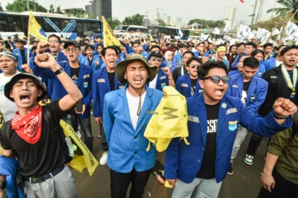Mahasiswa melakukan aksi unjuk rasa di depan Gedung DPR/MPR, Jakarta, Senin (22/6/2026). Unjuk rasa mahasiswa tersebut untuk menuntut perbaikan tata kelola perekonomian nasional.