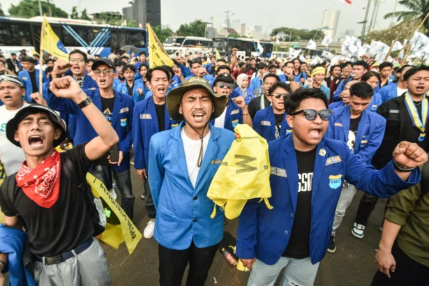 Mahasiswa melakukan aksi unjuk rasa di depan Gedung DPR/MPR, Jakarta, Senin (22/6/2026). Unjuk rasa mahasiswa tersebut untuk menuntut perbaikan tata kelola perekonomian nasional.