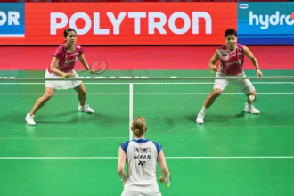 Pebulu tangkis ganda putri Indonesia Apriyani Rahayu (kanan) dan Lanny Tria Mayasari (kiri) mengembalikan kok ke arah ganda putri Jepang Yuki Fukushima dan Mayu Matsumoto pada babak 32 besar Polytron Indonesia Open 2026 di Istora Senayan, Jakarta,