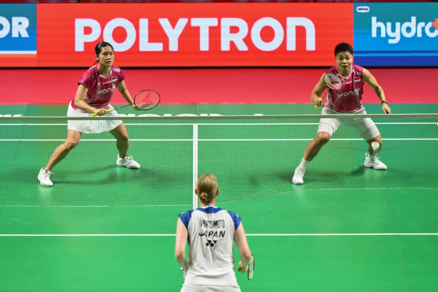 Pebulu tangkis ganda putri Indonesia Apriyani Rahayu (kanan) dan Lanny Tria Mayasari (kiri) mengembalikan kok ke arah ganda putri Jepang Yuki Fukushima dan Mayu Matsumoto pada babak 32 besar Polytron Indonesia Open 2026 di Istora Senayan, Jakarta,