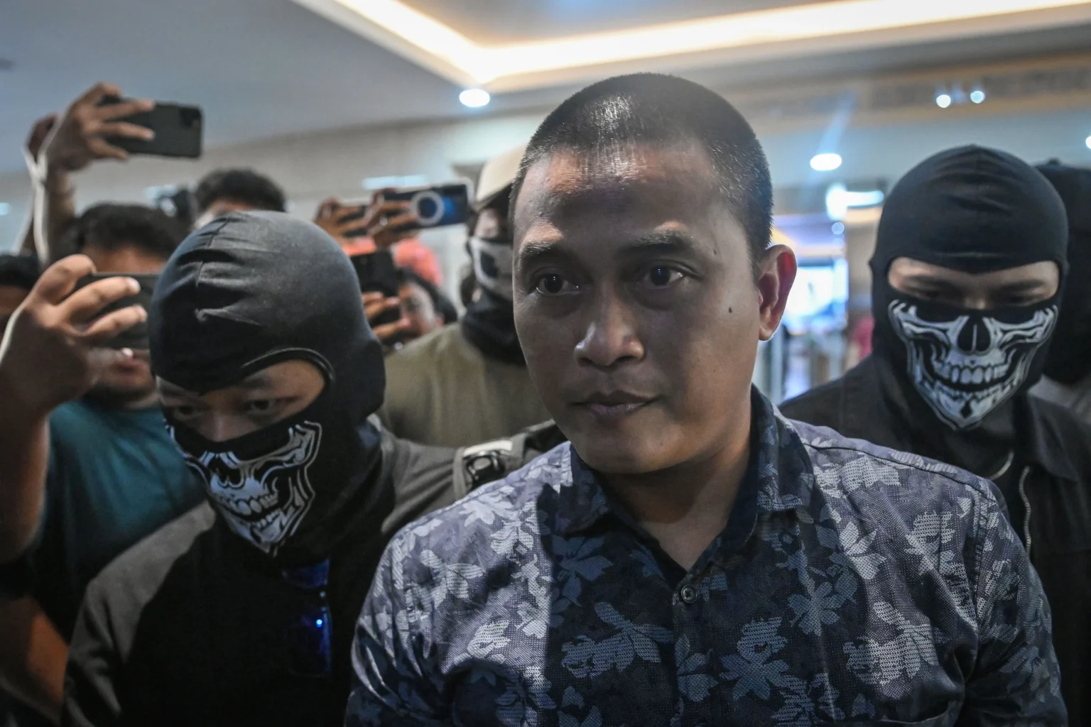 Petugas kepolisian menggiring Dedy Wiratama (tengah) setibanya di Bareskrim Polri, Jakarta, Jumat (5/6/2026).