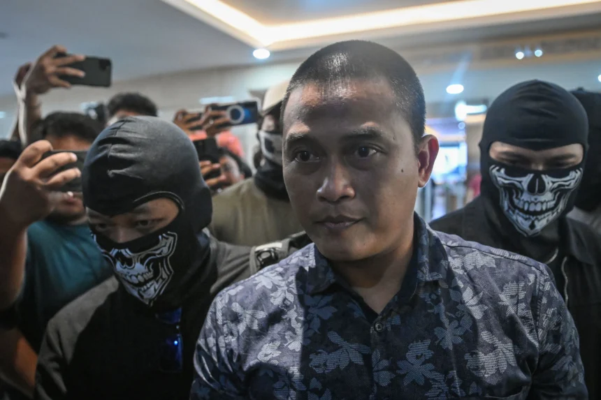 Petugas kepolisian menggiring Dedy Wiratama (tengah) setibanya di Bareskrim Polri, Jakarta, Jumat (5/6/2026).