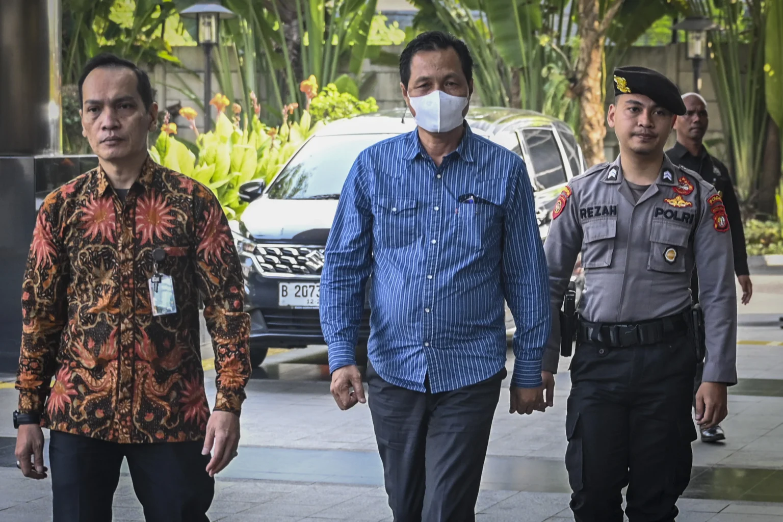 Bupati Muara Enim Edison (tengah) dikawal petugas setibanya di Gedung Merah Putih KPK, Jakarta, Selasa (9/6/2026).