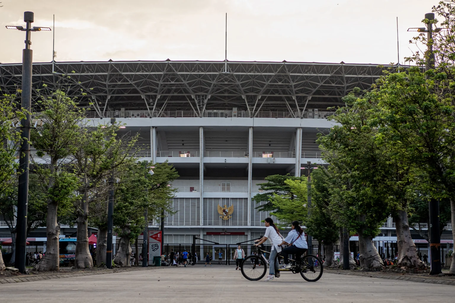 Pengunjung bersepeda di kawasan Gelora Bung Karno (GBK), Jakarta, Selasa (19/5/2026).