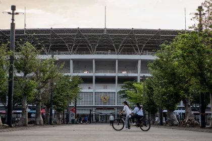 Pengunjung bersepeda di kawasan Gelora Bung Karno (GBK), Jakarta, Selasa (19/5/2026).