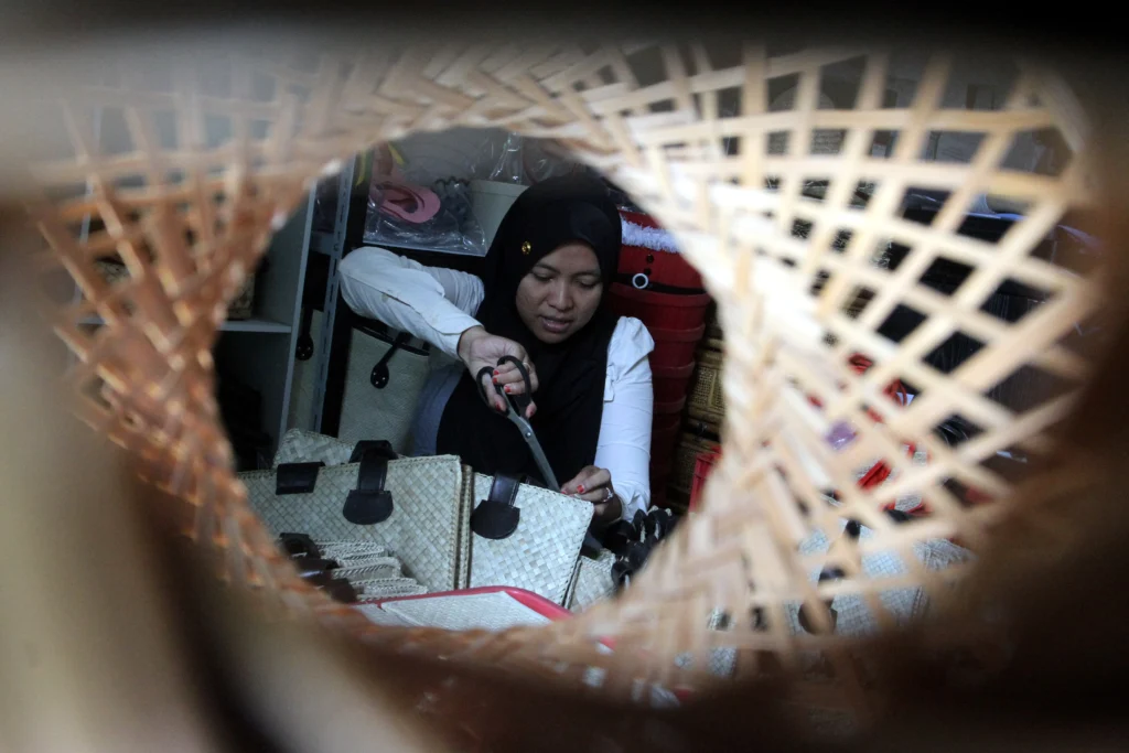 Perajin membuat tas anyaman pandan untuk diekspor ke Maladewa dan Malaysia di rumah produksi Sang Bamboo, Kota Malang, Jawa Timur, Selasa (26/5/2026). (Sumber: Antara Foto/Ari Bowo Sucipto)