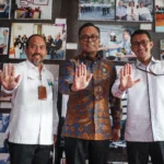 Deputi Bidang Pencegahan dan Monitoring KPK Aminudin (kiri), Juru Bicara KPK Budi Prasetyo (kanan), dan Chief Operating Officer (COO) Danantara Dony Oskaria (tengah) berfoto bersama usai audiensi di Gedung Pusat Edukasi Antikorupsi Komisi Pemberantasan Korupsi (ACLC KPK), Jakarta, Senin (29/6/2026).