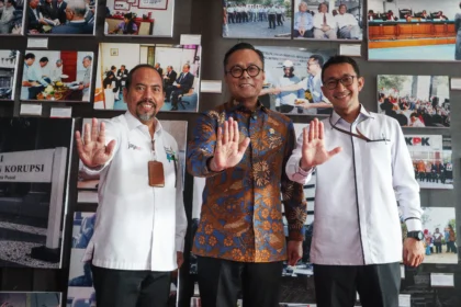 Deputi Bidang Pencegahan dan Monitoring KPK Aminudin (kiri), Juru Bicara KPK Budi Prasetyo (kanan), dan Chief Operating Officer (COO) Danantara Dony Oskaria (tengah) berfoto bersama usai audiensi di Gedung Pusat Edukasi Antikorupsi Komisi Pemberantasan Korupsi (ACLC KPK), Jakarta, Senin (29/6/2026).