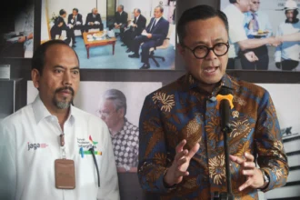 Deputi Bidang Pencegahan dan Monitoring KPK Aminudin (kiri) mendampingi Chief Operating Officer (COO) Danantara Dony Oskaria (kanan) menyampaikan keterangan kepada wartawan usai audiensi di Gedung Pusat Edukasi Antikorupsi Komisi Pemberantasan Korupsi (ACLC KPK), Jakarta, Senin (29/6/2026).