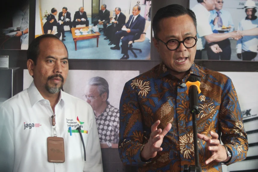 Deputi Bidang Pencegahan dan Monitoring KPK Aminudin (kiri) mendampingi Chief Operating Officer (COO) Danantara Dony Oskaria (kanan) menyampaikan keterangan kepada wartawan usai audiensi di Gedung Pusat Edukasi Antikorupsi Komisi Pemberantasan Korupsi (ACLC KPK), Jakarta, Senin (29/6/2026).