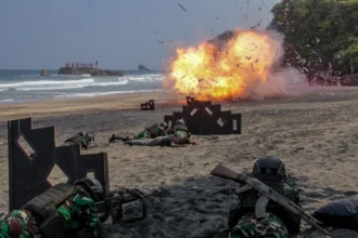 Siswa Latihan Teknis (Lattek) Pendidikan Komando (Dikko) 178 dan 179 Marinir menampilkan demonstrasi serangan kilat di Pantai Baruna Kondang Iwak, Malang, Jawa Timur, Senin (22/6/2026).