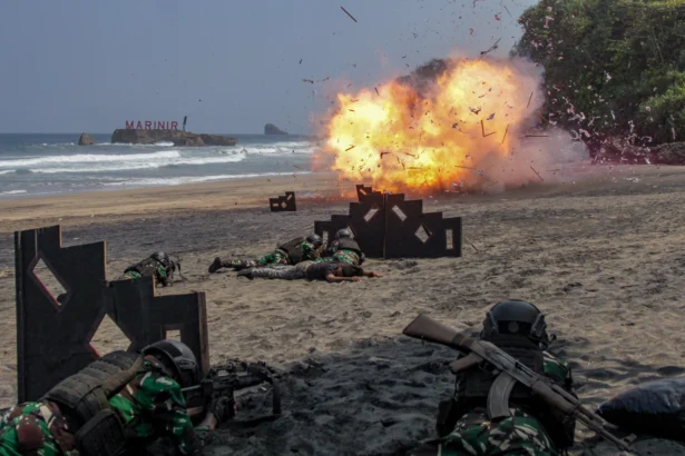 Siswa Latihan Teknis (Lattek) Pendidikan Komando (Dikko) 178 dan 179 Marinir menampilkan demonstrasi serangan kilat di Pantai Baruna Kondang Iwak, Malang, Jawa Timur, Senin (22/6/2026).