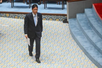 Menteri Keuangan Purbaya Yudhi Sadewa bersiap menyampaikan pendapat akhir mewakili Presiden saat Rapat Paripurna DPR di Kompleks Parlemen, Senayan, Jakarta, Kamis (4/6/2026).