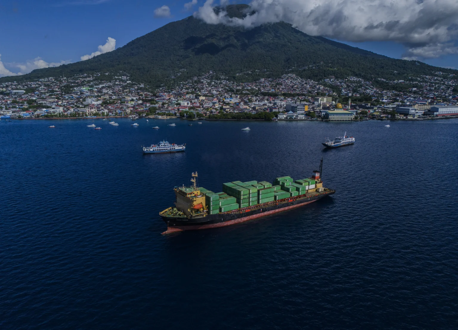 Foto udara kapal mengangkut peti kemas saat lego jangkar di perairan Ternate, Maluku Utara, Rabu (3/6/2026).