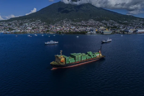 Foto udara kapal mengangkut peti kemas saat lego jangkar di perairan Ternate, Maluku Utara, Rabu (3/6/2026).