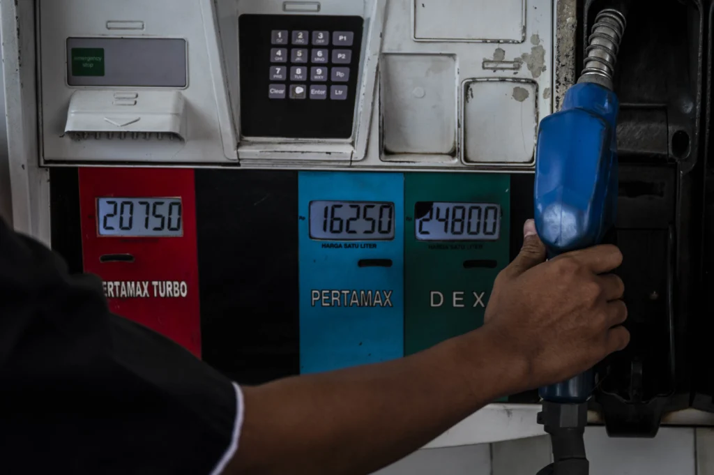 Petugas bersiap melayani pengisian bahan bakar minyak (BBM) jenis Pertamax di SPBU Pertamina Jalan Veteran, Semarang, Jawa Tengah, Rabu (10/6/2026). (sumber: Antara Foto/Aprillio Akbar/nz)