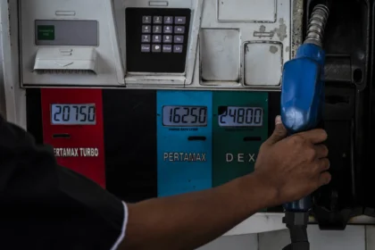 Petugas bersiap melayani pengisian bahan bakar minyak (BBM) jenis Pertamax di SPBU Pertamina Jalan Veteran, Semarang, Jawa Tengah, Rabu (10/6/2026). (sumber: Antara Foto/Aprillio Akbar/nz)