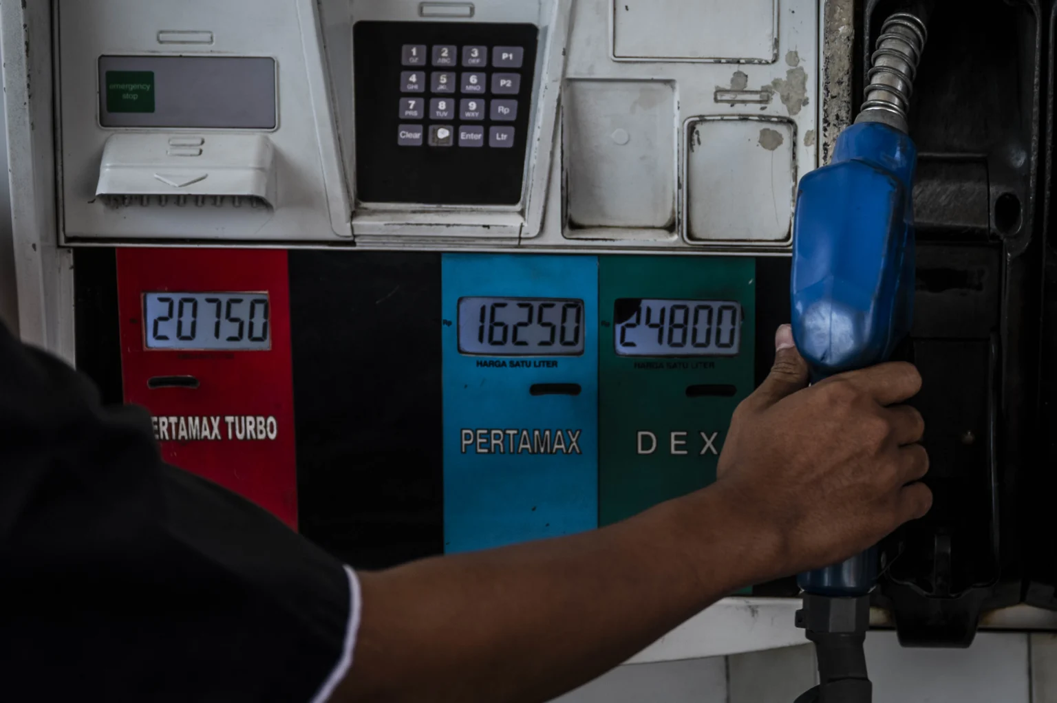 Petugas bersiap melayani pengisian bahan bakar minyak (BBM) jenis Pertamax di SPBU Pertamina Jalan Veteran, Semarang, Jawa Tengah