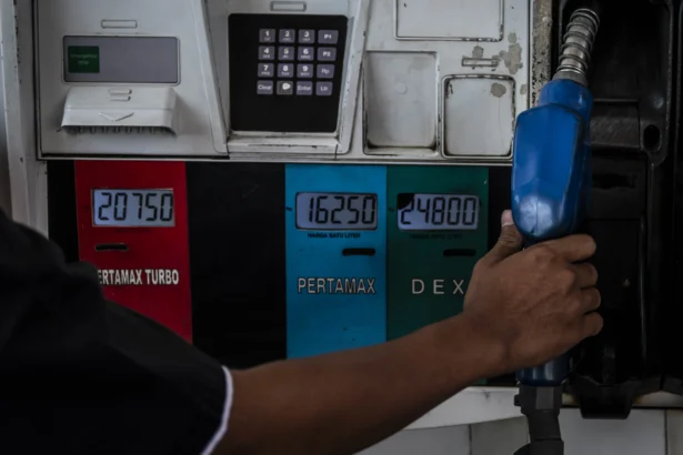 Petugas bersiap melayani pengisian bahan bakar minyak (BBM) jenis Pertamax di SPBU Pertamina Jalan Veteran, Semarang, Jawa Tengah