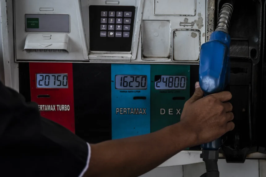 Petugas bersiap melayani pengisian bahan bakar minyak (BBM) jenis Pertamax di SPBU Pertamina Jalan Veteran, Semarang, Jawa Tengah