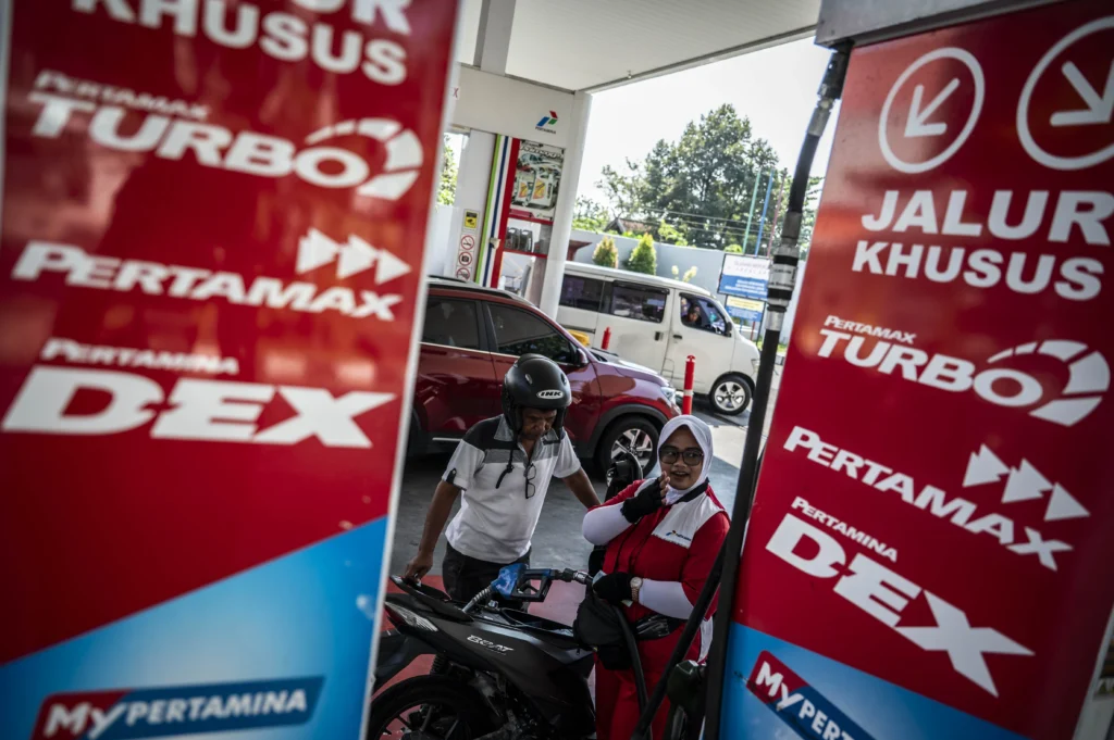 Petugas melayani pengisian bahan bakar minyak (BBM) jenis Pertamax di SPBU Pertamina Jalan Veteran, Semarang, Jawa Tengah, Rabu (10/6/2026).