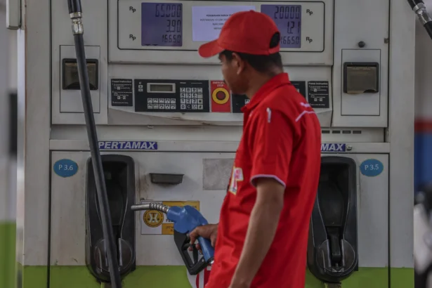 Petugas berdiri di samping mesin pengisian bahan bakar minyak (BBM) jenis Pertamax ke tangki sepeda motor di SPBU Batu Anteru, Ternate, Maluku Utara, Rabu (10/6/2026). (Sumber: Antara Foto/Andri Saputra/nz)
