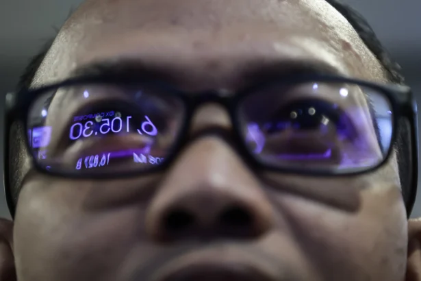 Pekerja mengamati layar pergerakan Indeks Harga Saham Gabungan (IHSG) di Bursa Efek Indonesia (BEI), Jakarta, Kamis (21/5/2026).