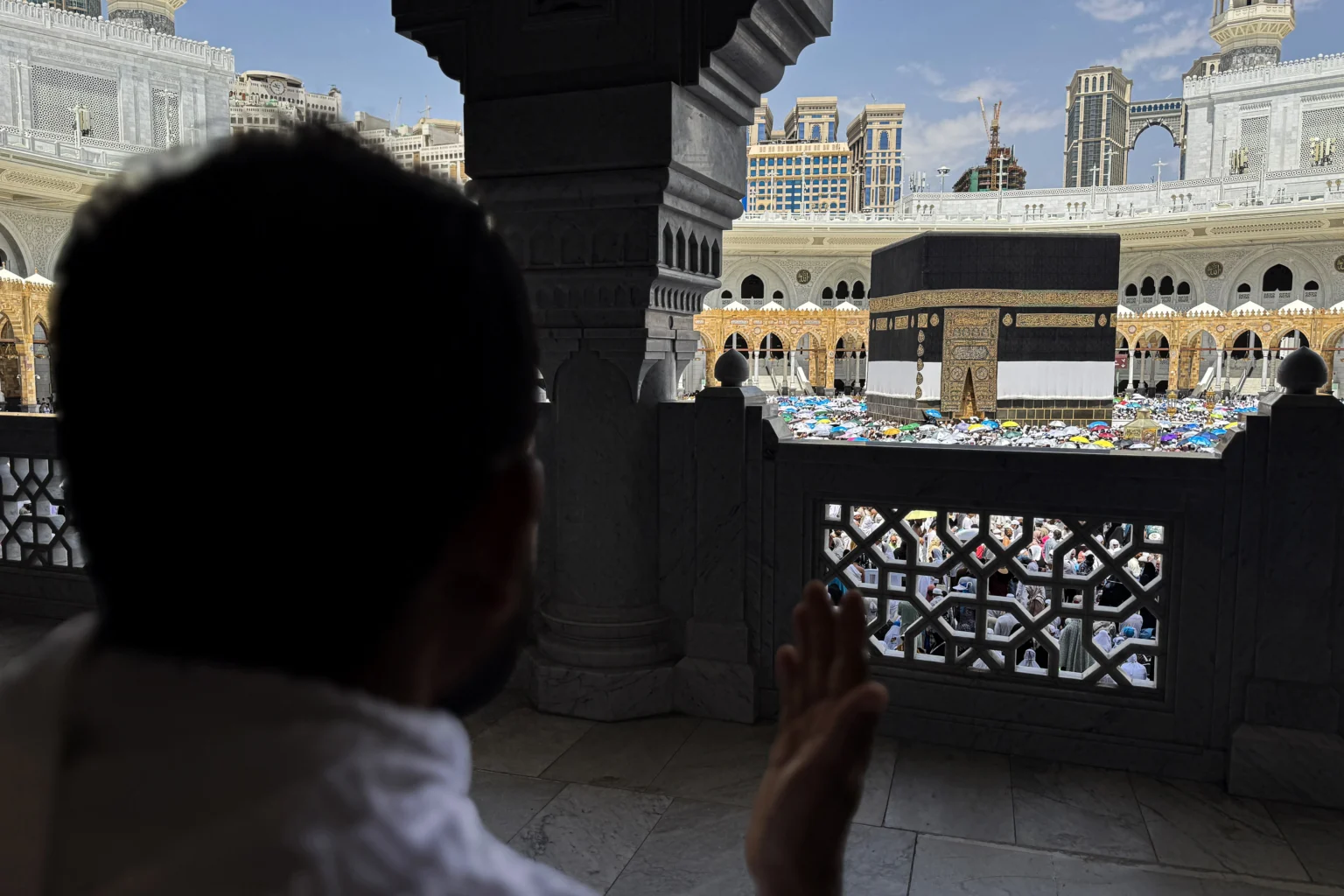 Seorang haji memanjatkan doa saat melaksanakan Tawaf Wada di Masjidil Haram, Makkah, Arab Saudi, Selasa (9/6/2026).