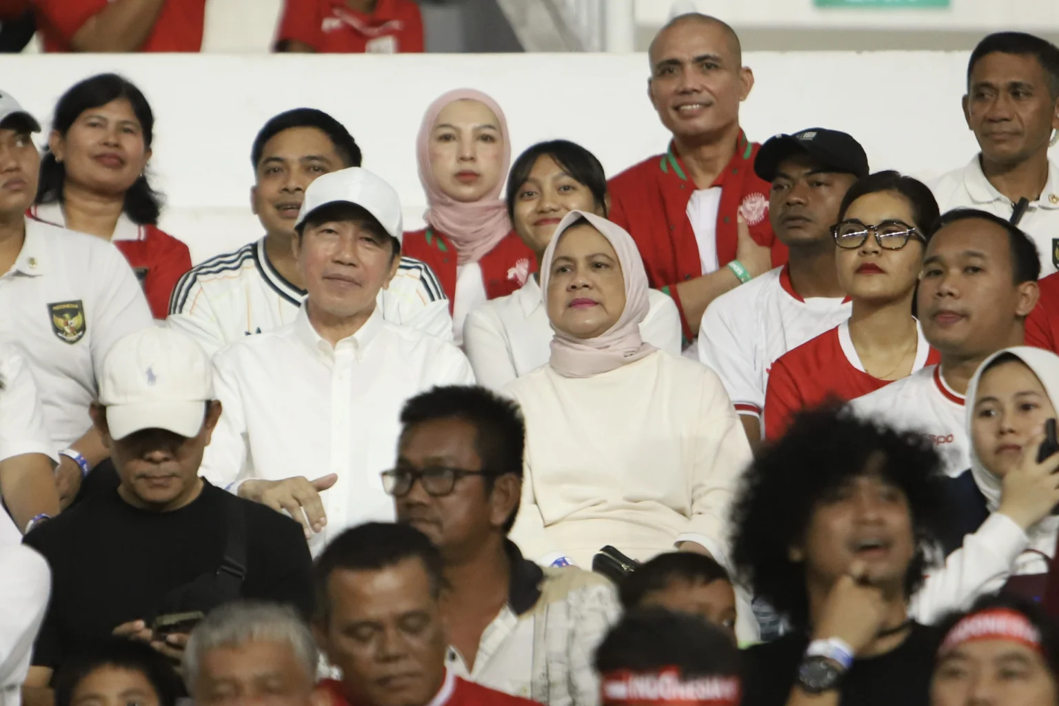 Presiden ketujuh RI Joko Widodo (kedua kiri) bersama istri Iriana Joko Widodo (ketiga kanan) menyaksikan pertandingan semifinal Piala AFF U-19 2026 antara Indonesia U-19 melawan Australia U-19 di Stadion Utama Sumatera Utara, Kabupaten Deli Serdang, Sumatera Utara, Kamis (11/6/2026).