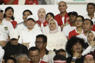 Presiden ketujuh RI Joko Widodo (kedua kiri) bersama istri Iriana Joko Widodo (ketiga kanan) menyaksikan pertandingan semifinal Piala AFF U-19 2026 antara Indonesia U-19 melawan Australia U-19 di Stadion Utama Sumatera Utara, Kabupaten Deli Serdang, Sumatera Utara, Kamis (11/6/2026).