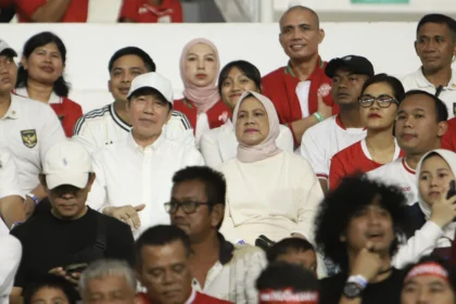 Presiden ketujuh RI Joko Widodo (kedua kiri) bersama istri Iriana Joko Widodo (ketiga kanan) menyaksikan pertandingan semifinal Piala AFF U-19 2026 antara Indonesia U-19 melawan Australia U-19 di Stadion Utama Sumatera Utara, Kabupaten Deli Serdang, Sumatera Utara, Kamis (11/6/2026).