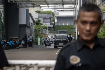 Sejumlah pegawai berada di luar gedung saat penggeledahan di Kantor Badan Gizi Nasional (BGN), Jakarta, Rabu (3/6/2026).
