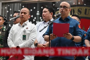 Direktur Penyidikan Jampidus Kejagung Syarief Sulaeman Nahdi (kanan) didampingi Kapuspenkum Kejagung Anang Supriatna (ketiga kiri) menyampaikan keterangan pers terkait kasus dugaan tindak pidana korupsi tata kelola program Makan Bergizi Gratis (MBG) di Kejaksaan Agung, Jakarta, Kamis (18/6/2026).