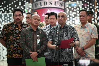 Direktur Penyidikan Jampidsus Kejagung Syarief Sulaeman Nahdi (kedua kanan), Kapuspenkum Kejagung (kedua kiri), Kabid Hubungan Media dan Kehumasan Kejagung Tri Sutrisno (kiri) dan Kasubdit Penyidikan Kejagung Sabrul Iman (ketiga kanan) menyampaikan keterangan terkait kasus dugaan tindak pidana korupsi tata kelola program Makan Bergizi Gratis (MBG) di Kejaksaan Agung, Jakarta, Jumat (12/6/2026).