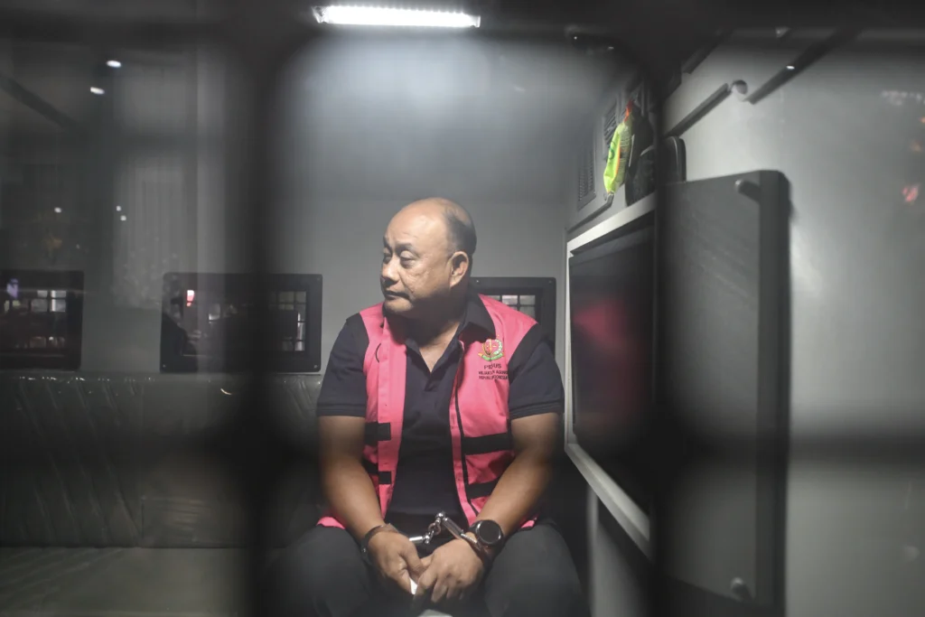 Tersangka dugaan tindak pidana korupsi tata kelola program Makan Bergizi Gratis (MBG) pada Badan Gizi Nasional (BGN) Dadan Hindayana berada di dalam mobil tahanan di Kejaksaan Agung, Jakarta, Rabu (3/6/2026).
