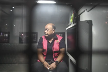 Tersangka dugaan tindak pidana korupsi tata kelola program Makan Bergizi Gratis (MBG) pada Badan Gizi Nasional (BGN) Dadan Hindayana berada di dalam mobil tahanan di Kejaksaan Agung, Jakarta, Rabu (3/6/2026).
