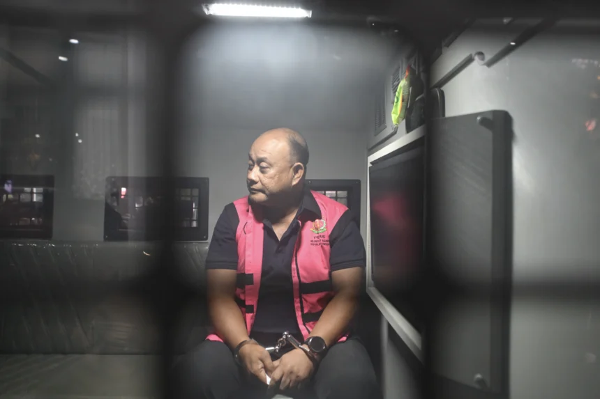 Tersangka dugaan tindak pidana korupsi tata kelola program Makan Bergizi Gratis (MBG) pada Badan Gizi Nasional (BGN) Dadan Hindayana berada di dalam mobil tahanan di Kejaksaan Agung, Jakarta, Rabu (3/6/2026).